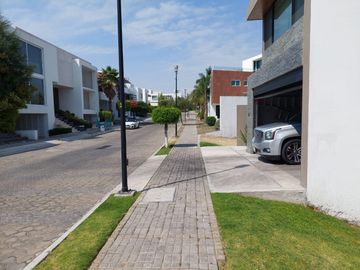 Terreno en venta en Clúster 10 10 10, Lomas de Angelópolis, Puebla..