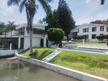 Casa en venta frente al lago de Tequesquitengo