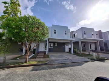 VENTA CASA  BRISAS DEL GOLF PH VICTORIA 187M2