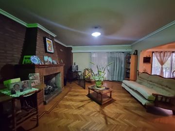 Casa con Departamento en venta en Ituzaingo Sur