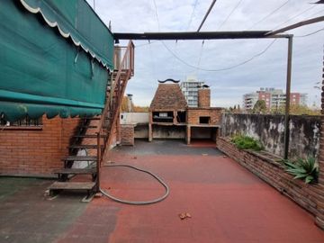 Casa con Departamento en venta en Ituzaingo Sur