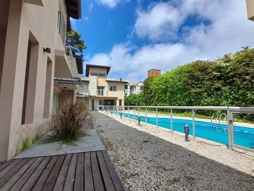 CODIGO 240 - TRIPLEX ALQUILER CON PILETA Y PARRILLA- ZONA DUPLEX PINAMAR