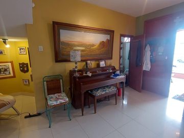 En venta villa con piscina en Puerto Azul