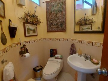 En venta villa con piscina en Puerto Azul