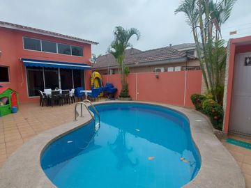 En venta villa con piscina en Puerto Azul