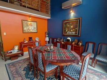En venta villa con piscina en Puerto Azul