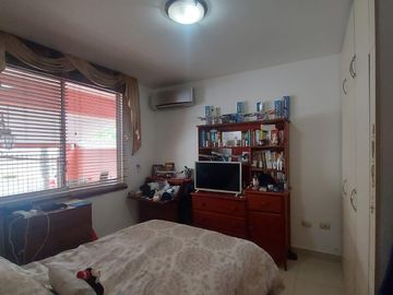 En venta villa con piscina en Puerto Azul