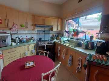 En venta villa con piscina en Puerto Azul