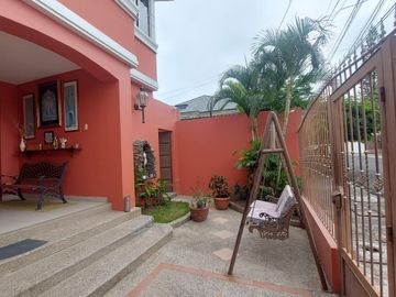 En venta villa con piscina en Puerto Azul