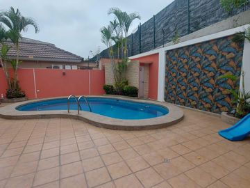 En venta villa con piscina en Puerto Azul