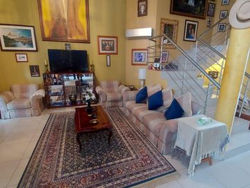 En venta villa con piscina en Puerto Azul
