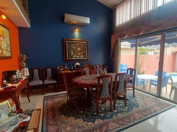 En venta villa con piscina en Puerto Azul