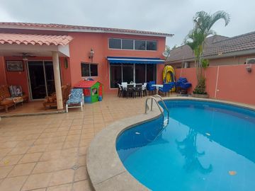 En venta villa con piscina en Puerto Azul