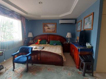 En venta villa con piscina en Puerto Azul