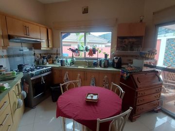 En venta villa con piscina en Puerto Azul
