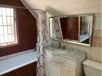 Se vende hermosa casa en sector patrimonial de Playa Ancha rei.-