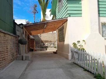 Se vende hermosa casa en sector patrimonial de Playa Ancha rei.-