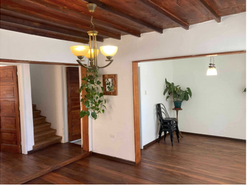Se vende hermosa casa en sector patrimonial de Playa Ancha rei.-