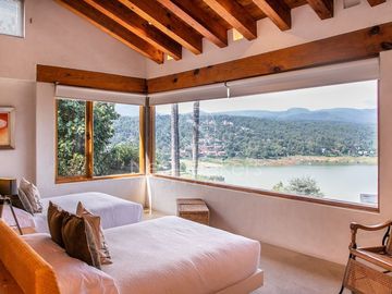 CASA EN VENTA CON VISTA AL LAGO