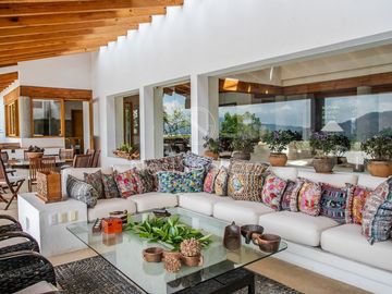 CASA EN VENTA CON VISTA AL LAGO