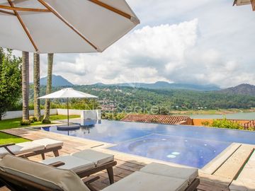 CASA EN VENTA CON VISTA AL LAGO