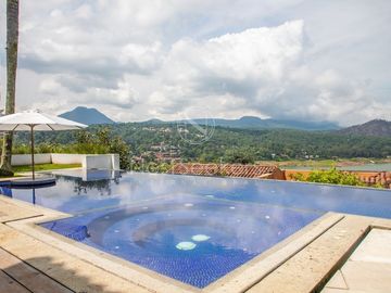 CASA EN VENTA CON VISTA AL LAGO