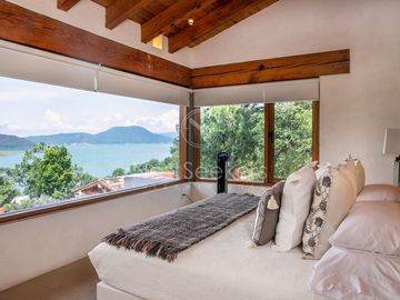CASA EN VENTA CON VISTA AL LAGO