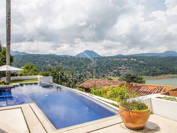 CASA EN VENTA CON VISTA AL LAGO