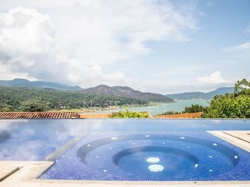 CASA EN VENTA CON VISTA AL LAGO