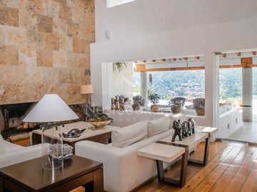 CASA EN VENTA CON VISTA AL LAGO