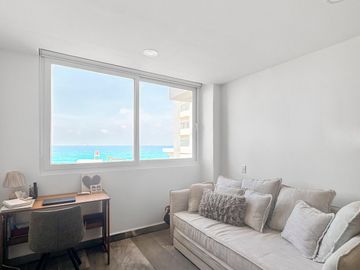Departamento en venta de 3 recámaras frente al mar en Playas del Conchal