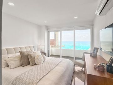 Departamento en venta de 3 recámaras frente al mar en Playas del Conchal