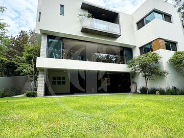 Majestuosa Residencia en venta en Bosque de los Lagos, frente a lago.