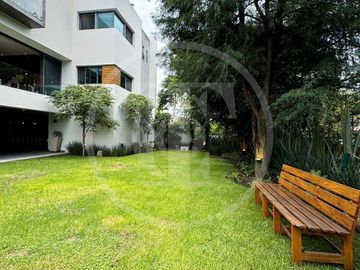 Majestuosa Residencia en venta en Bosque de los Lagos, frente a lago.