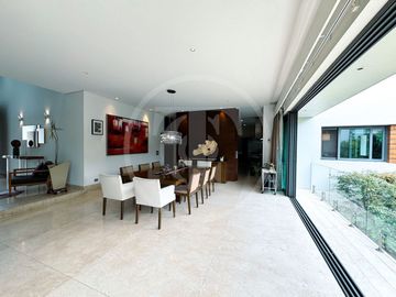 Majestuosa Residencia en venta en Bosque de los Lagos, frente a lago.