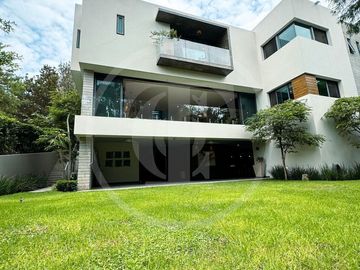 Majestuosa Residencia en venta en Bosque de los Lagos, frente a lago.