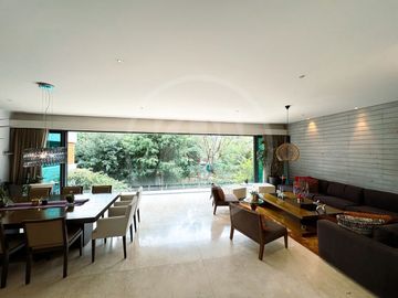 Majestuosa Residencia en venta en Bosque de los Lagos, frente a lago.