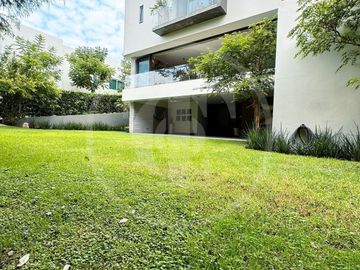 Majestuosa Residencia en venta en Bosque de los Lagos, frente a lago.