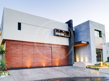Majestuosa Residencia en venta en Bosque de los Lagos, frente a lago.
