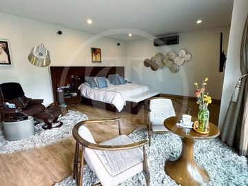 Majestuosa Residencia en venta en Bosque de los Lagos, frente a lago.