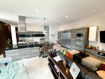 Majestuosa Residencia en venta en Bosque de los Lagos, frente a lago.