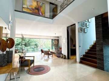 Majestuosa Residencia en venta en Bosque de los Lagos, frente a lago.