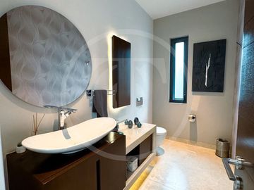 Majestuosa Residencia en venta en Bosque de los Lagos, frente a lago.