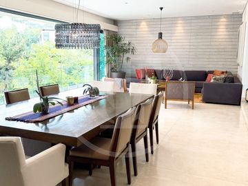 Majestuosa Residencia en venta en Bosque de los Lagos, frente a lago.