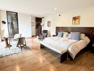 Majestuosa Residencia en venta en Bosque de los Lagos, frente a lago.