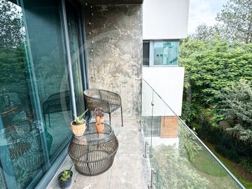 Majestuosa Residencia en venta en Bosque de los Lagos, frente a lago.
