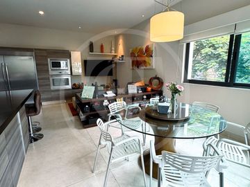 Majestuosa Residencia en venta en Bosque de los Lagos, frente a lago.