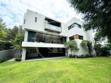 Majestuosa Residencia en venta en Bosque de los Lagos, frente a lago.