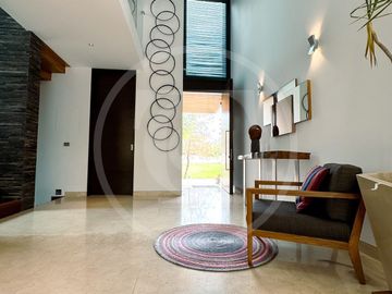 Majestuosa Residencia en venta en Bosque de los Lagos, frente a lago.