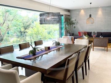 Majestuosa Residencia en venta en Bosque de los Lagos, frente a lago.